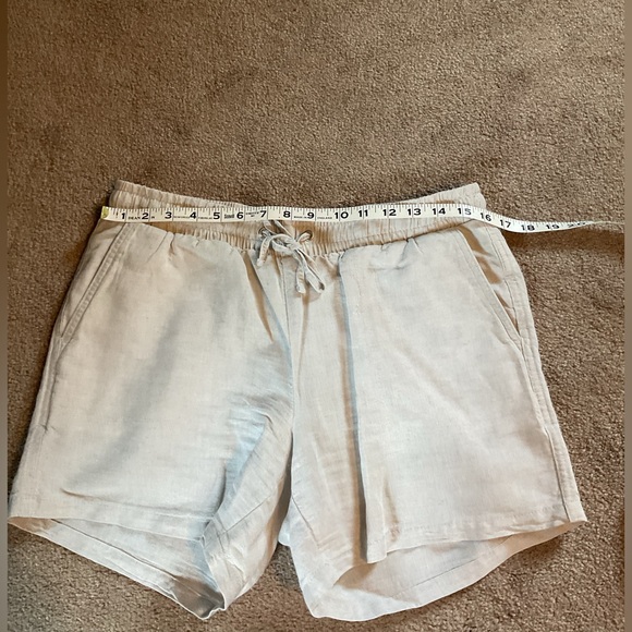 Amazon Essentials Women's Tan Cargo Shorts - Picture 2 of 6